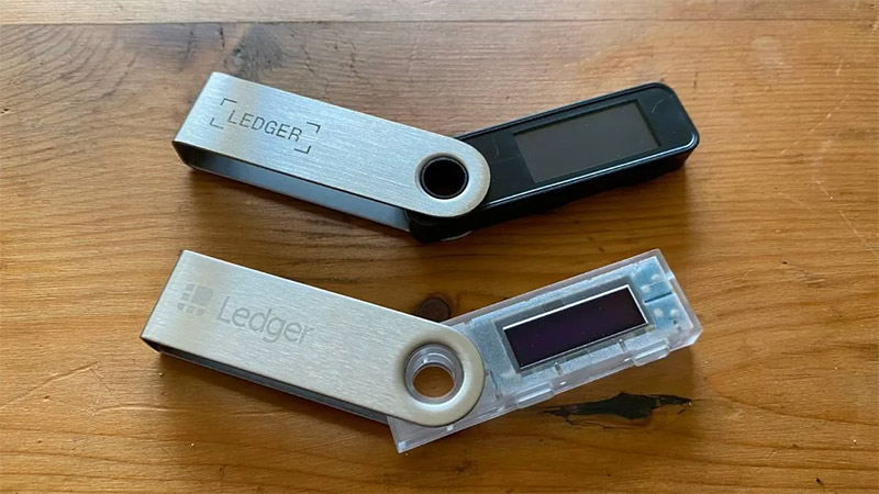 Ledger Nano S Plus (trên) & Ledger Nano S (dưới)